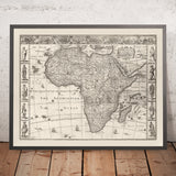 Vecchia mappa monocromatica dell'Africa di Speed, 1676: mostra persone e abbigliamento tradizionali 