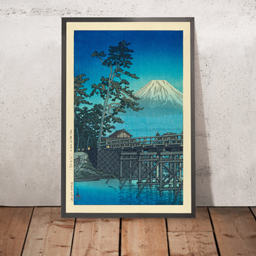 Una imagen enmarcada de Mt. Fuji a la luz de la luna, Kawai Bridge, de Hasui Kawase, 1935