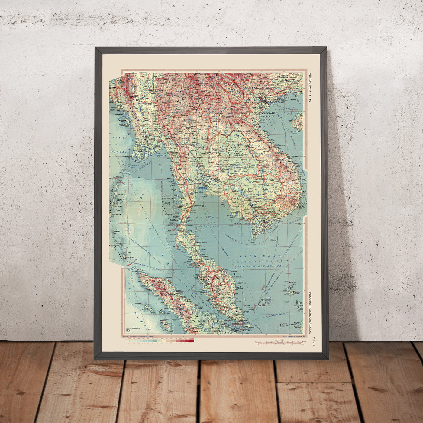 Ancienne carte de l'Indonésie, de la Thaïlande et de la Malaisie, 1967 : Jakarta, Bangkok, Kuala Lumpur, guerre du Vietnam, carte politique et physique détaillée
